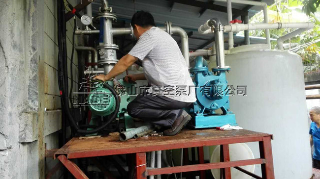 （圖為：佛山市真空泵廠有限公司服務(wù)部 袁工在客戶現(xiàn)場(chǎng)指導(dǎo)“碳化硅鍍膜工藝”真空機(jī)組調(diào)試運(yùn)行、操作）